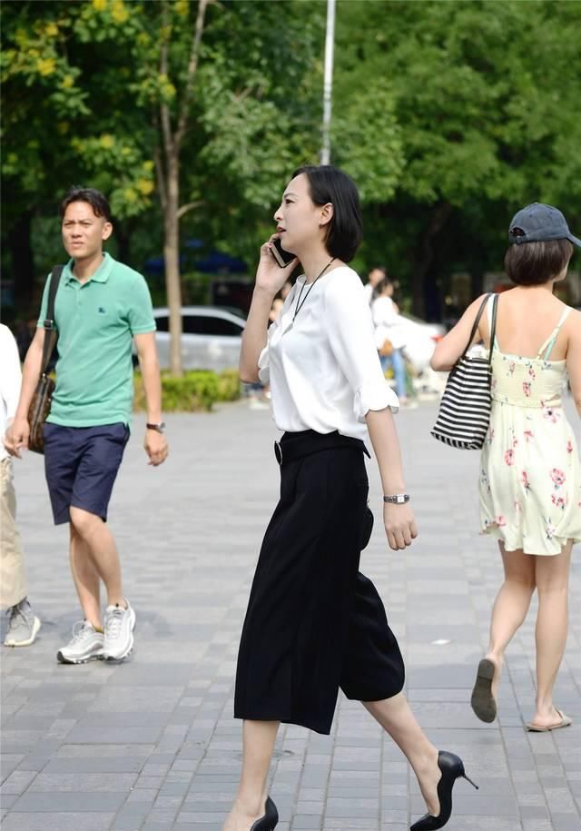  女强人@黑色高腰裙搭配尖头细跟鞋，衬托出精致，搭配出女强人的味道