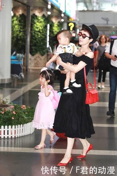 阔太金巧巧也不易！穿露肩裙出行还单手抱娃，贤妻良母的典范