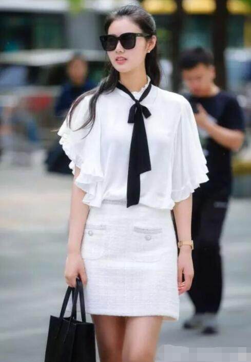 街拍：美女一身清凉穿搭非常好看，给人光鲜靓丽的感觉！