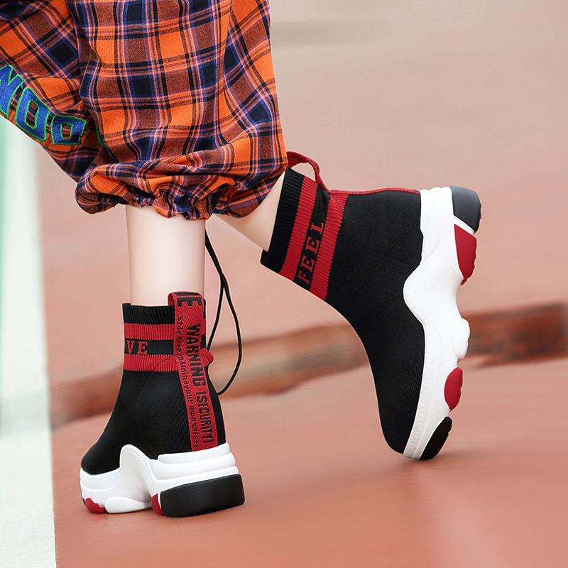 难怪媳妇不穿高跟鞋了，今年秋天流行穿“袜子鞋”，舒适更显嫩