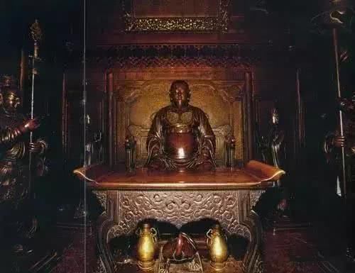 武当山长明灯600年不灭，专家都没研究明白，却被游客道破缘由