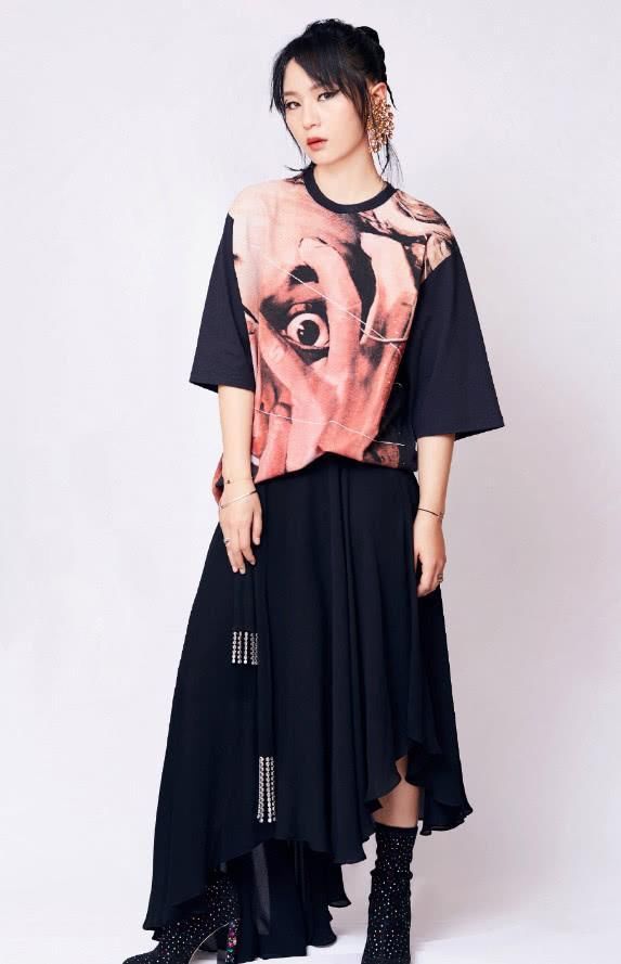 周笔畅把衬衣反着穿舒服吗?搭配高腰黑皮裤，穿出二七分身高比!