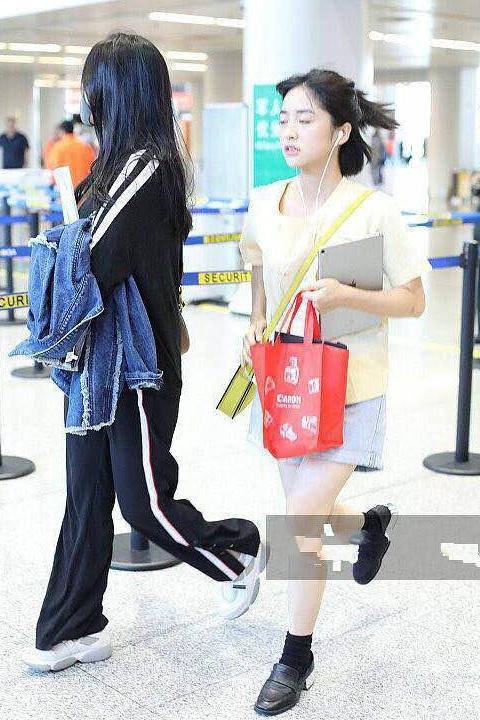 沈月暴瘦？出门穿短裤腿瘦成“筷子”，看到无修图时我“打脸”了