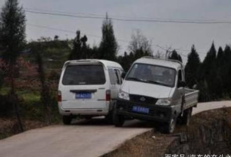 老司机开车的几个特征，新手司机多半不会，一起来来了解一下