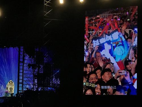 莫文蔚北京演唱会 抖音金婚老夫妻成焦点