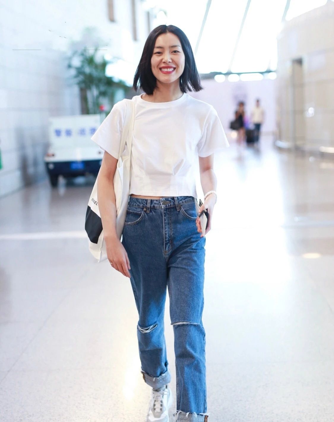 「春夏」丢掉你的阔腿裤吧!2020春夏的“裤王”是它,时髦精早就穿上了