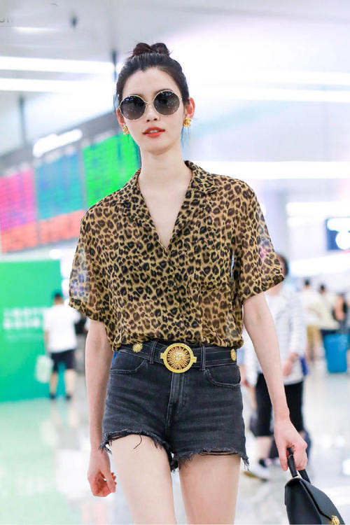 奚梦瑶身穿霸气豹纹衫，性感爆表！和李圣经，泰妍撞衫也丝毫不输