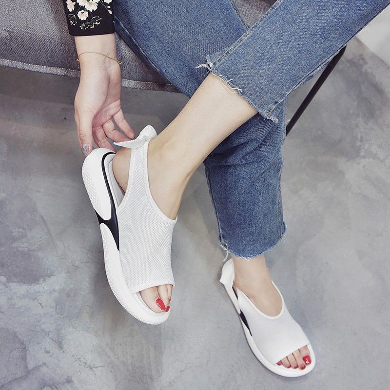 去年的凉鞋别穿了，今年流行“女凉拖鞋”，养脚还漂亮女人味十足