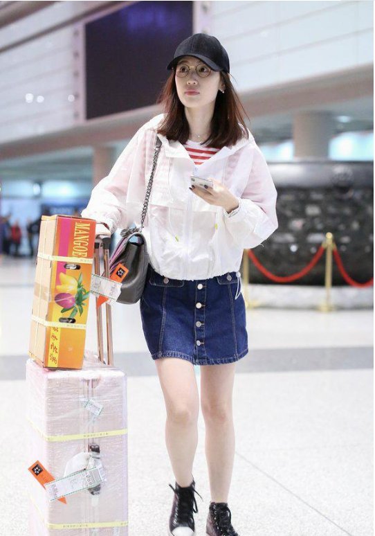 马蓉穿牛仔短裙秀长腿，身材和衣品都在线，网友:她也成名人了?