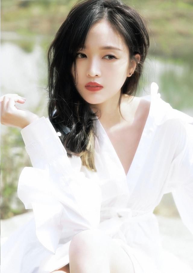  『为自己挑选』被吴宣仪美到了！卷发搭配纯白色连衣裙秀出大长腿，灵动又性感