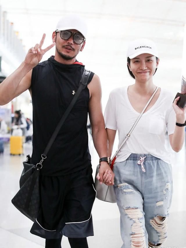 明星夫妇机场秀，邹市明冉莹颖穿情侣装，杨烁王黎雯风格差异大！