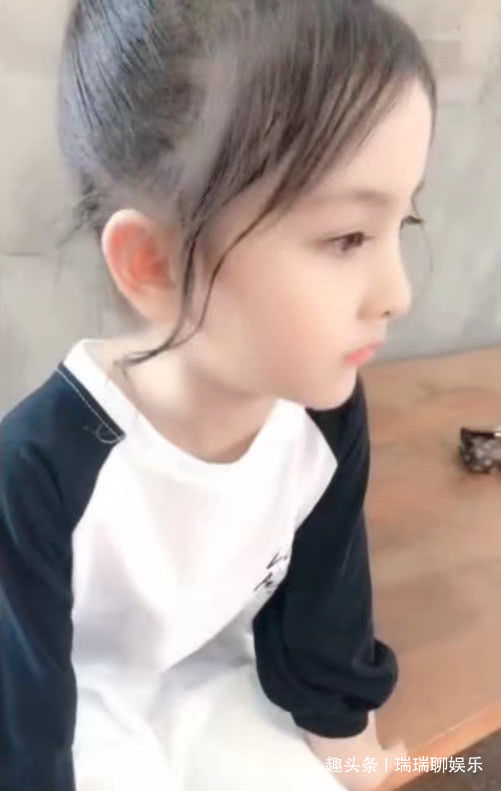 混血芭比脸小妹妹侧脸似祖儿,转过头后发现明明就是迷你版小杨幂