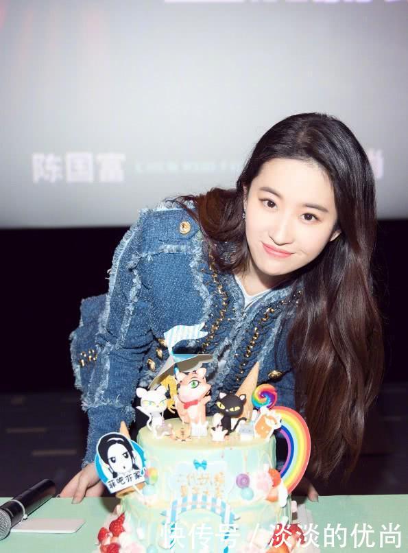 刘亦菲太瘦了，把裤子塞进鞋子里竟然不紧！这腿给跪了！