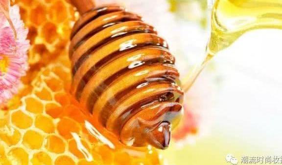 广东大姐40年不长斑点，仅用民间祛斑秘方，和儿子逛街似情侣