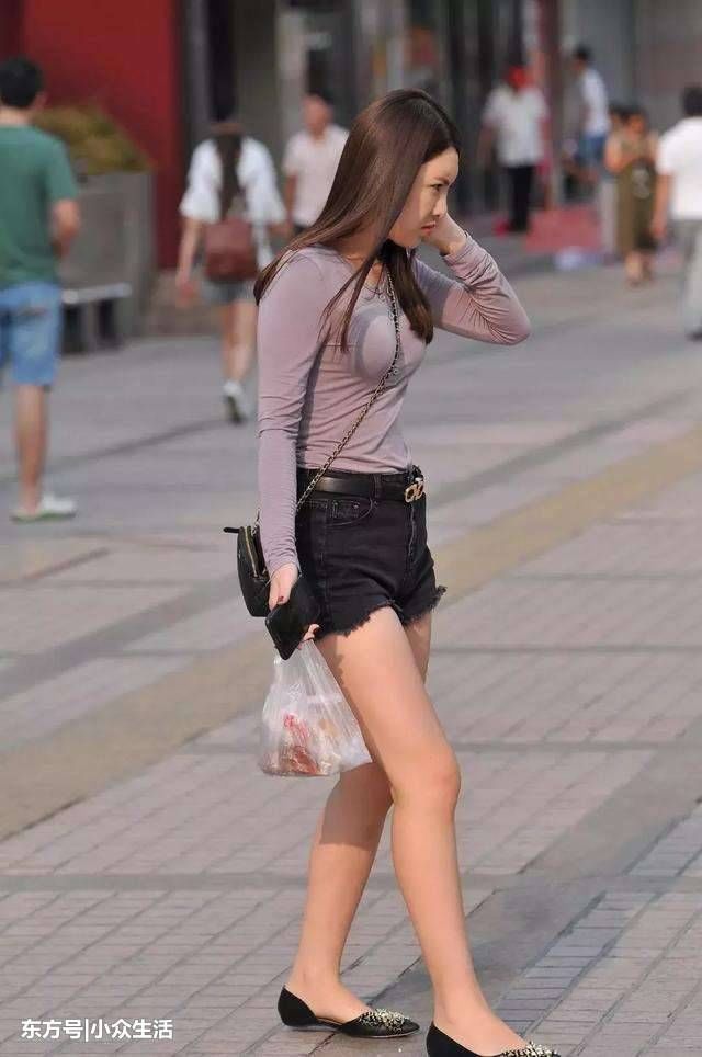 街拍:浅紫紧身裤尽显女神范, 小姐姐简约大气, 让人过目不忘