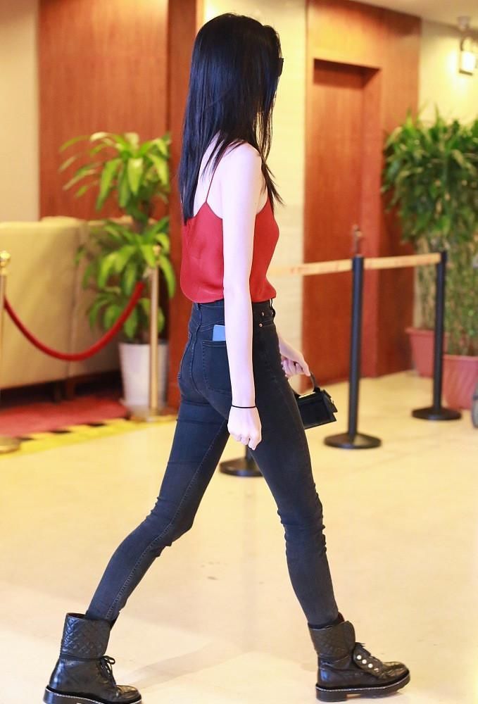 奚梦瑶上半身只穿一件大红吊带衫，网友:乍一看以为是系了小肚兜