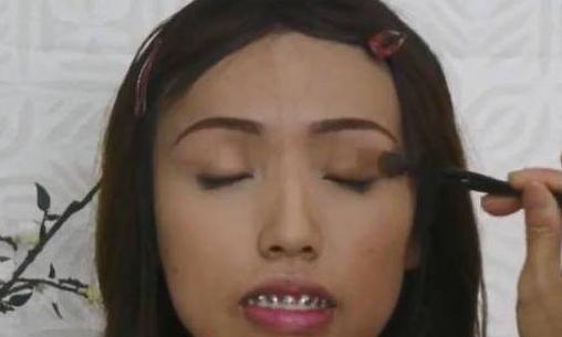 90后女大学生因长的丑没有朋友, 化完妆, 整个校园男生都骚动了