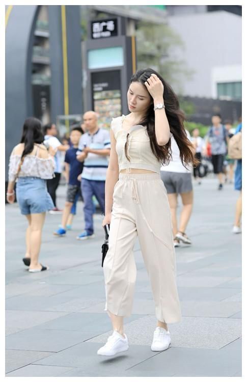 街拍:图1性感吊带连衣裙，图2清纯学院风穿搭，图3简约大气套装