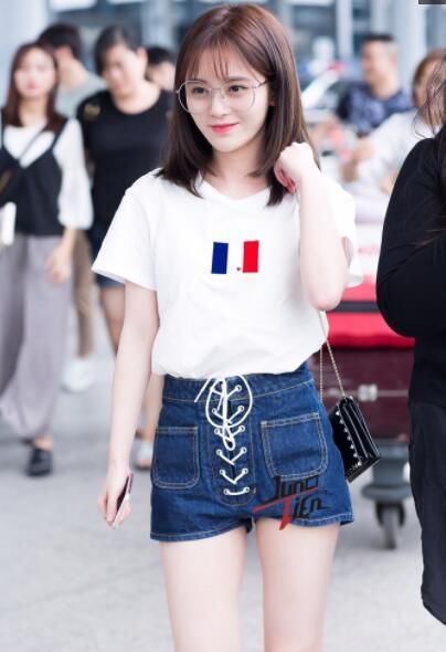 鞠婧祎为凹造型真是拼了，紧身上衣配紧身裤，当众扯衣服好尴尬