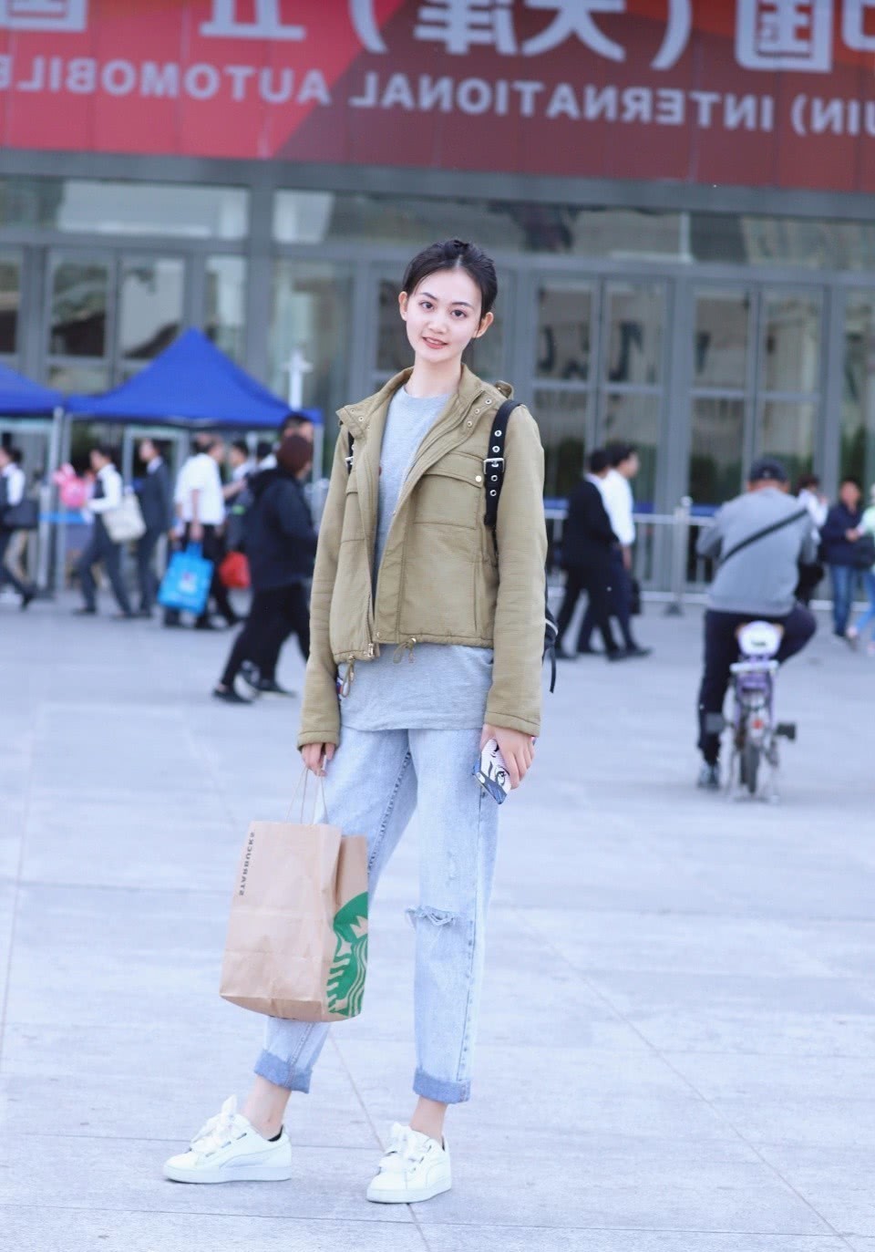 街拍:穿着清新洋气的小姐姐,时尚活力有魅力!