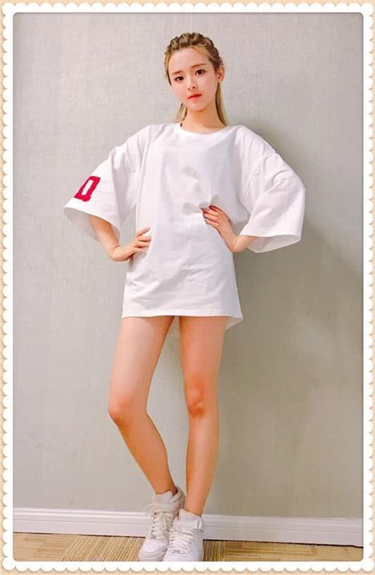 杨超越为秀大长腿豁出去了！热裤比安全裤还短，网友直呼：辣眼睛