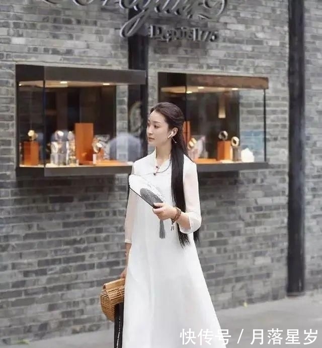 小姐姐|街拍打底裤小姐姐,散发着纯洁唯美的气息,更加挺拔有型