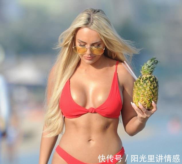 美女明星安布尔·特纳惊艳亮相迪拜沙滩，她的美让人眼前一亮！