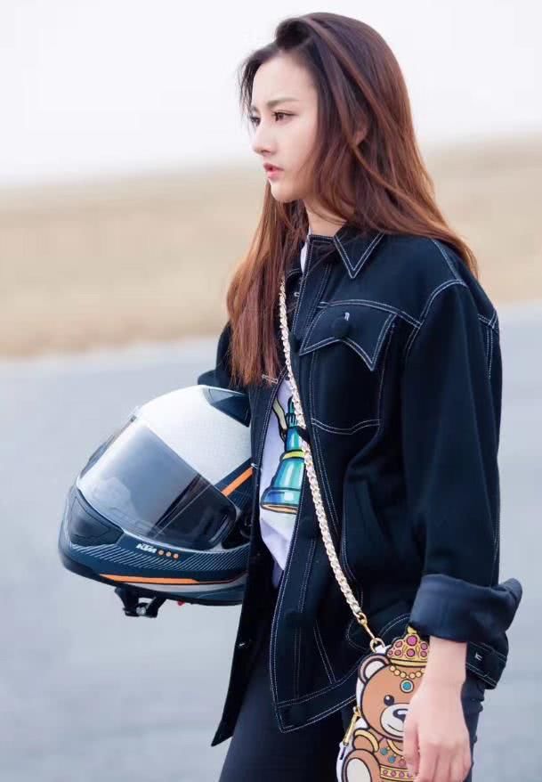 求求宋祖儿，不要再把裙子撕掉一块了，露腿真不给一般人活路