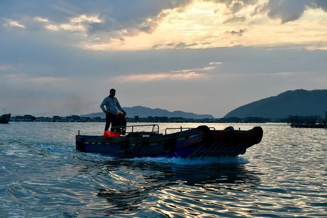  苏醒■夕阳观海，渔船穿梭，中国正苏醒