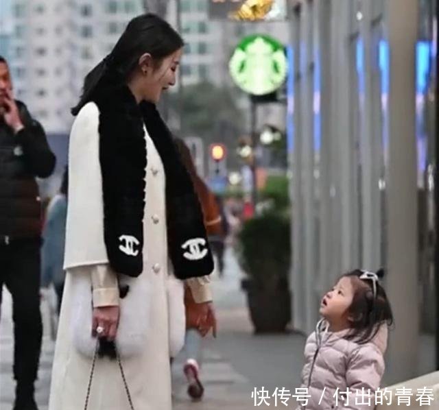 辣妈@母女穿搭太抢镜，网友明星出街也不过如此，美女辣妈带女儿逛街