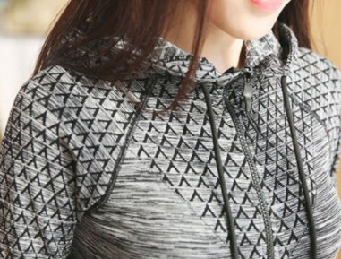 健身房的妹子真会穿，紧身健身服勾勒腰线，让你在人群中耀眼夺目