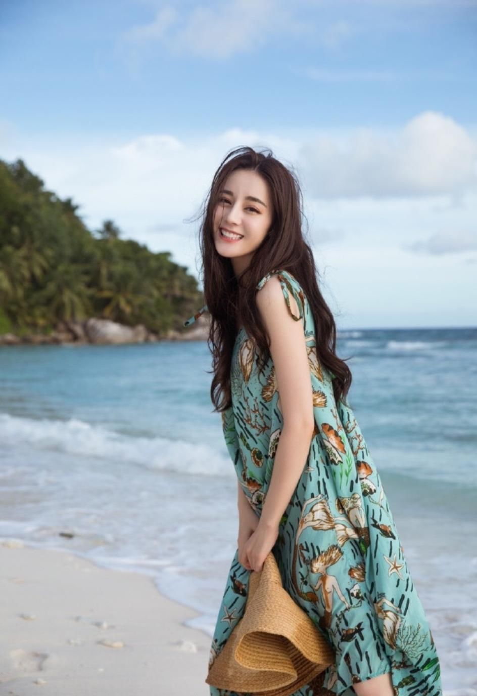 霍思燕被宠成18岁，迪丽热巴美人鱼本人，张钧宁一袭吊带惊艳众人