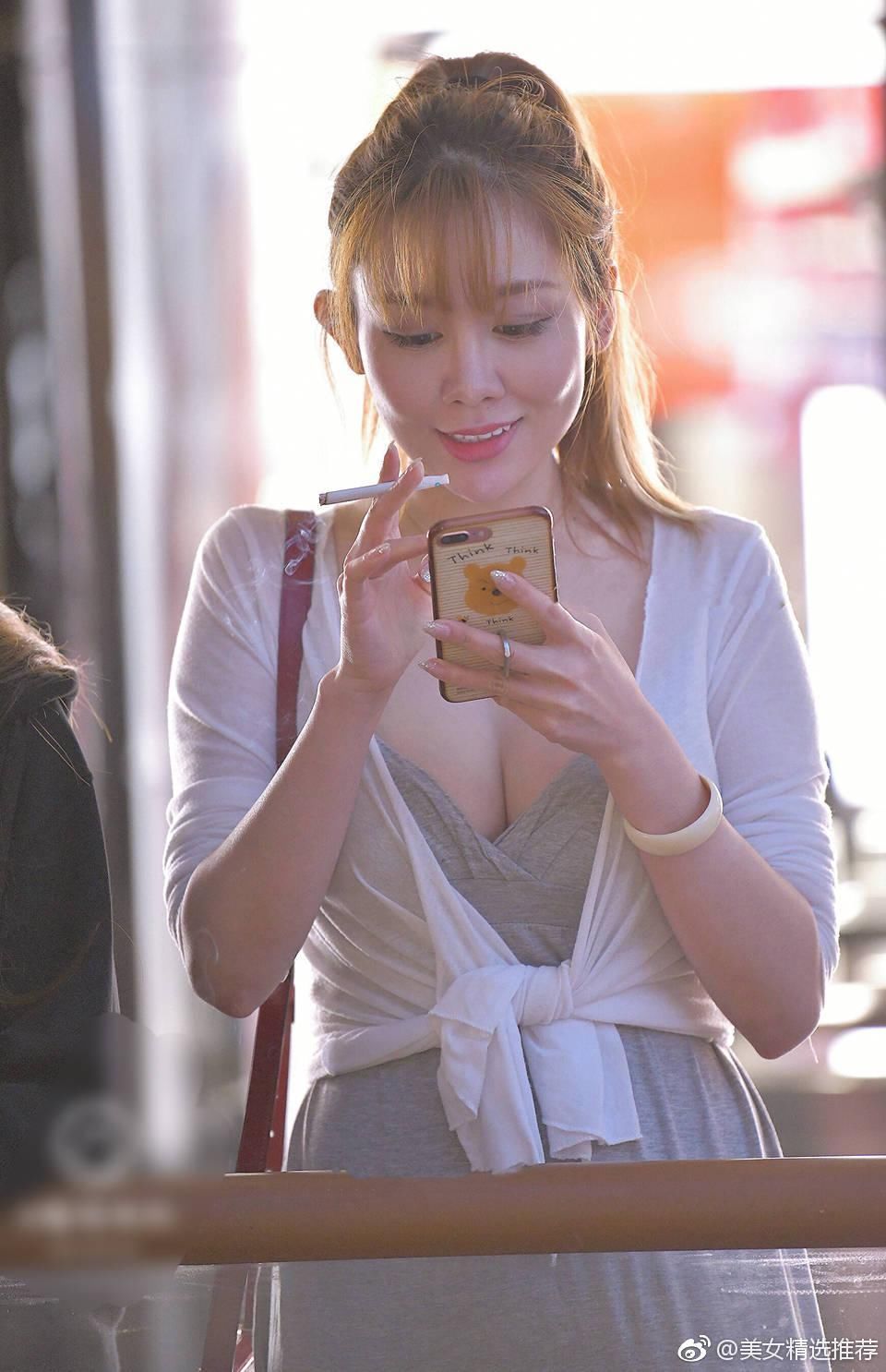 一点点街拍：美女丰满的身材让人羡慕，就是抽烟的习惯不太好
