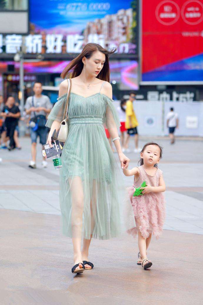 重庆街拍, 优雅美丽的裙子让姑娘拥有女人味, 展示魅力