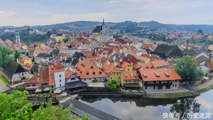 国外这座中世纪小镇,周围有河流环抱,四季美景各不相同!