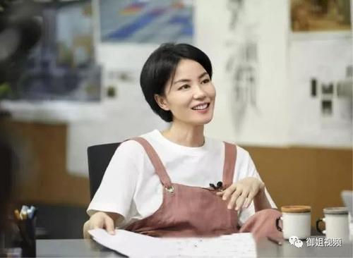 王菲快50岁了，年纪越大越会穿，网友：得到了谢霆锋的滋润！