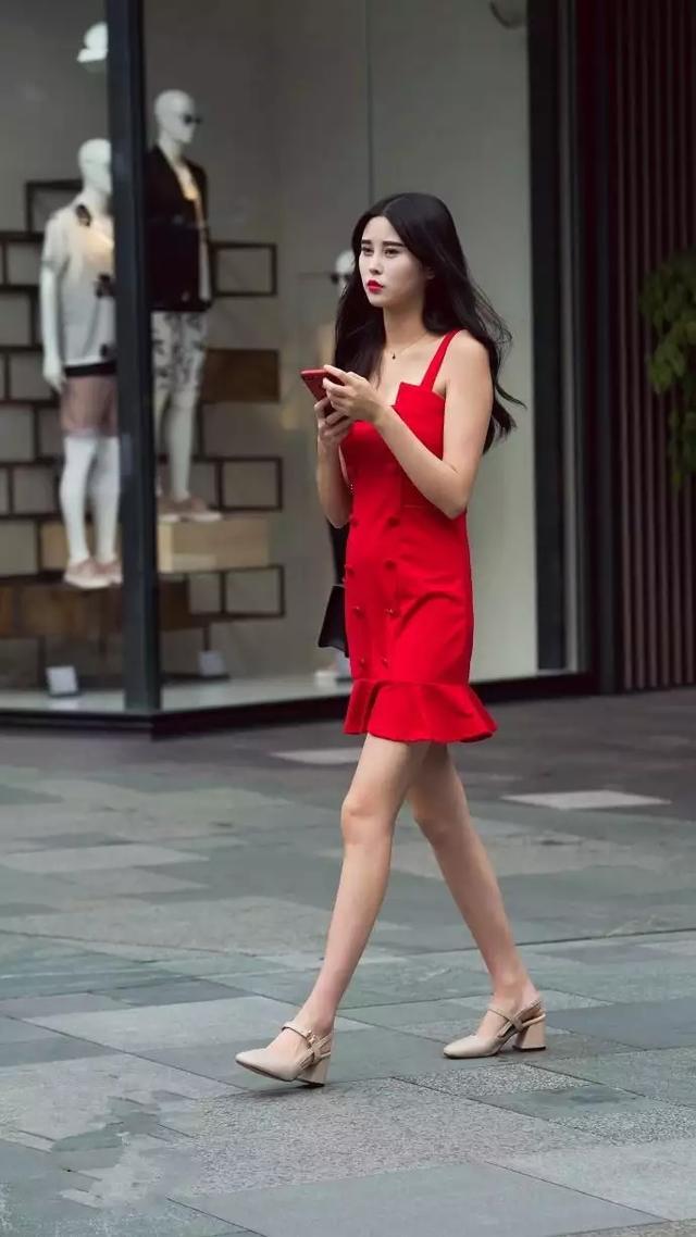 街拍女孩：清纯秀丽盛颜仙姿，皮肤是真的白！