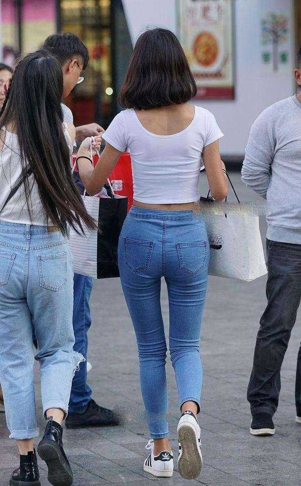 街拍：紧身裤清爽修身, 妹子随心搭也时尚, 绽放青春活力