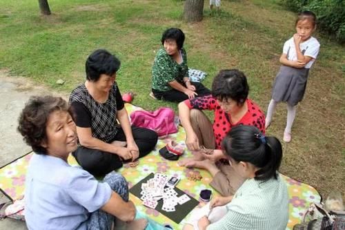 中国游客话痨，硬硬把朝鲜导游从“小白”变成了“小黑”