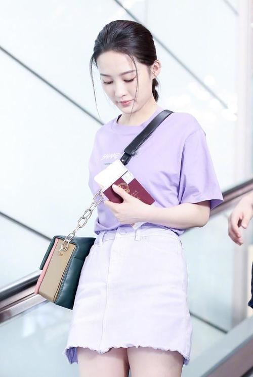 李沁这鞋子亮了,全身“香芋”造型,竟比不上脚踩的“毛毛虫”鞋