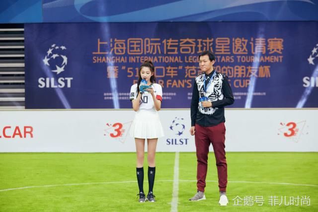 关晓彤厉害了！裙子刚穿出场就掉一半，网友：鹿晗看了该着急了！