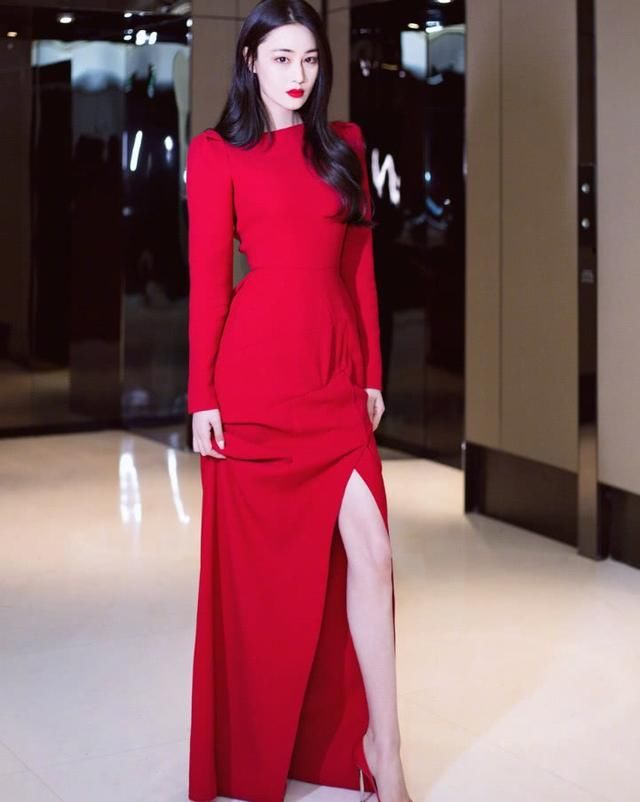 张馨予身穿黑白拼接长裙，身上这是背着两个大斗篷？太拉风啦！