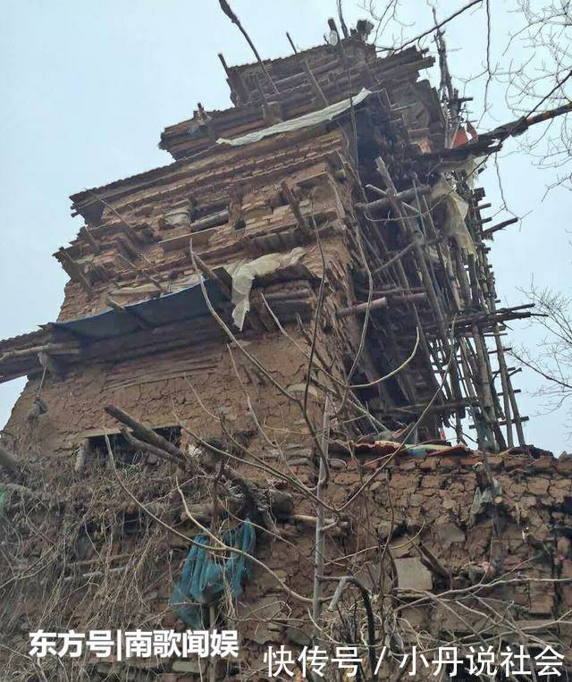 五旬农民建造楼房，材料是石头和泥头，许多人闻讯赶来研究