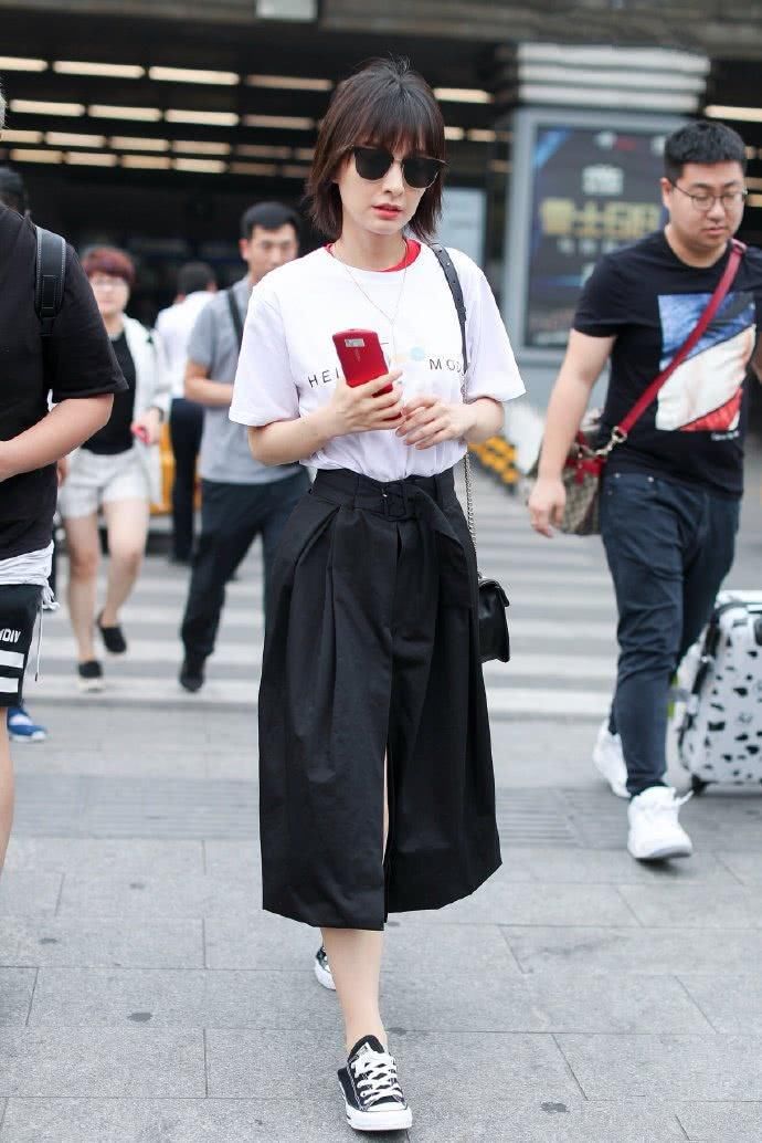 吴昕真敢穿!开叉的裙子中间竟然没拉链，网友:打底裤都看到了