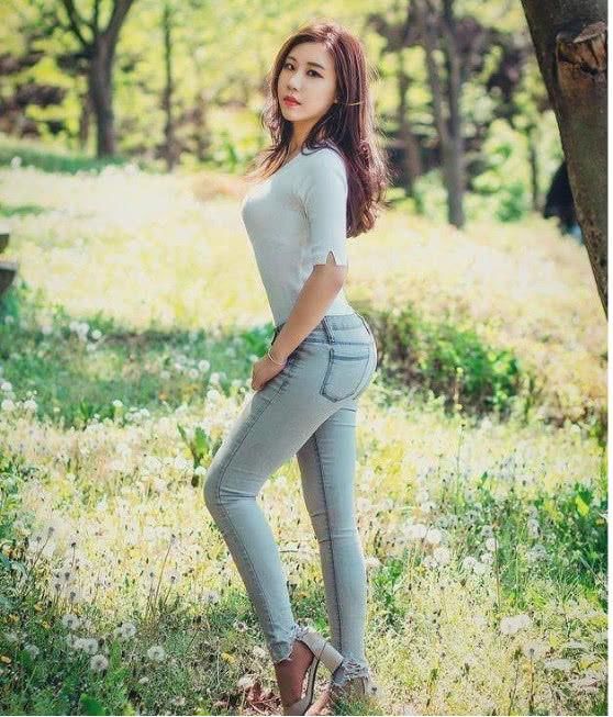 女孩子们穿上牛仔裤，干净清爽又很时尚的感觉！