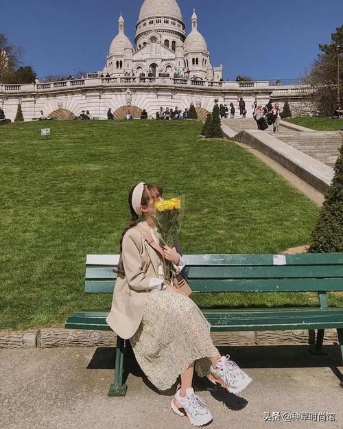 『 反差感』+ 裙子”才是今春王炸穿搭，扔掉高跟鞋！“平底鞋