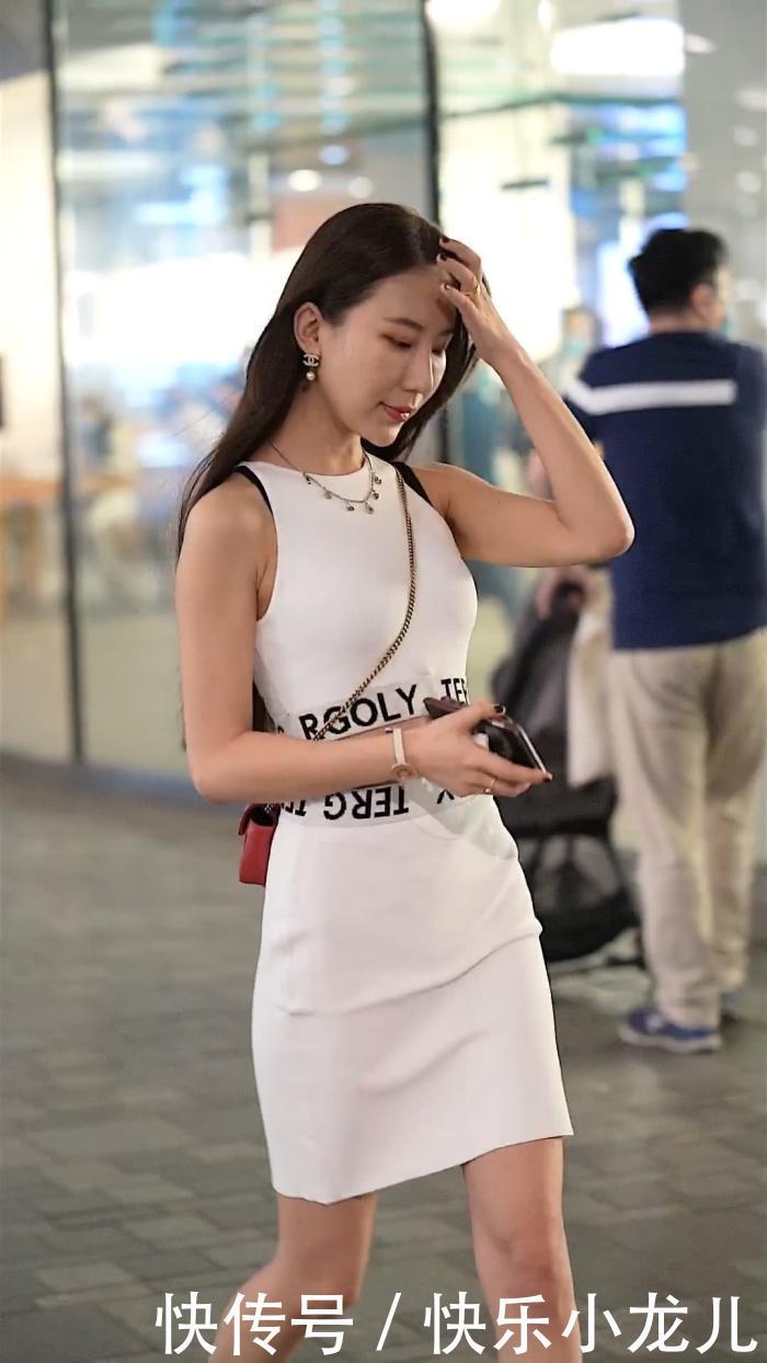 小姐姐|街拍:一身白色套装的小姐姐,非常迷人