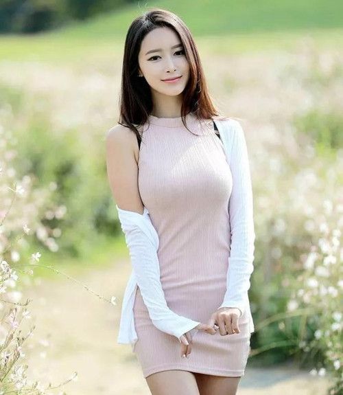  「气质」街拍：身穿紧身裙美女，气质甜美，温柔靓丽