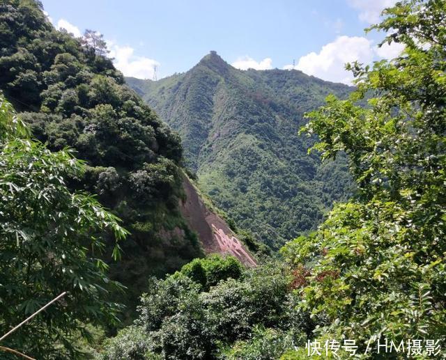 国内最神奇寺庙，建在半封闭巨石之下，千年古藤倒挂其中