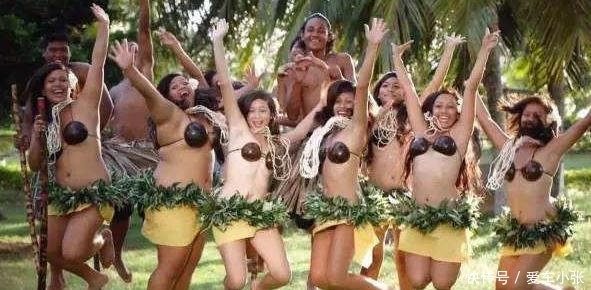 位于太平洋小岛上的原始部落,女性以贝壳为衣,长相极似国人